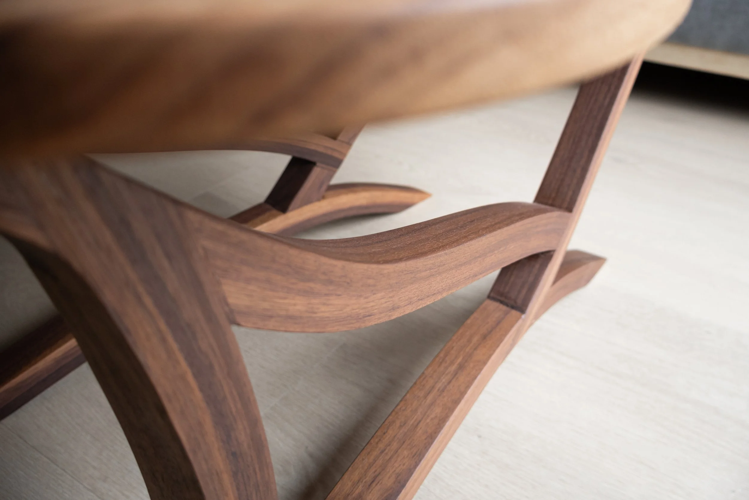 Notenhouten salontafel van Born of Wood.