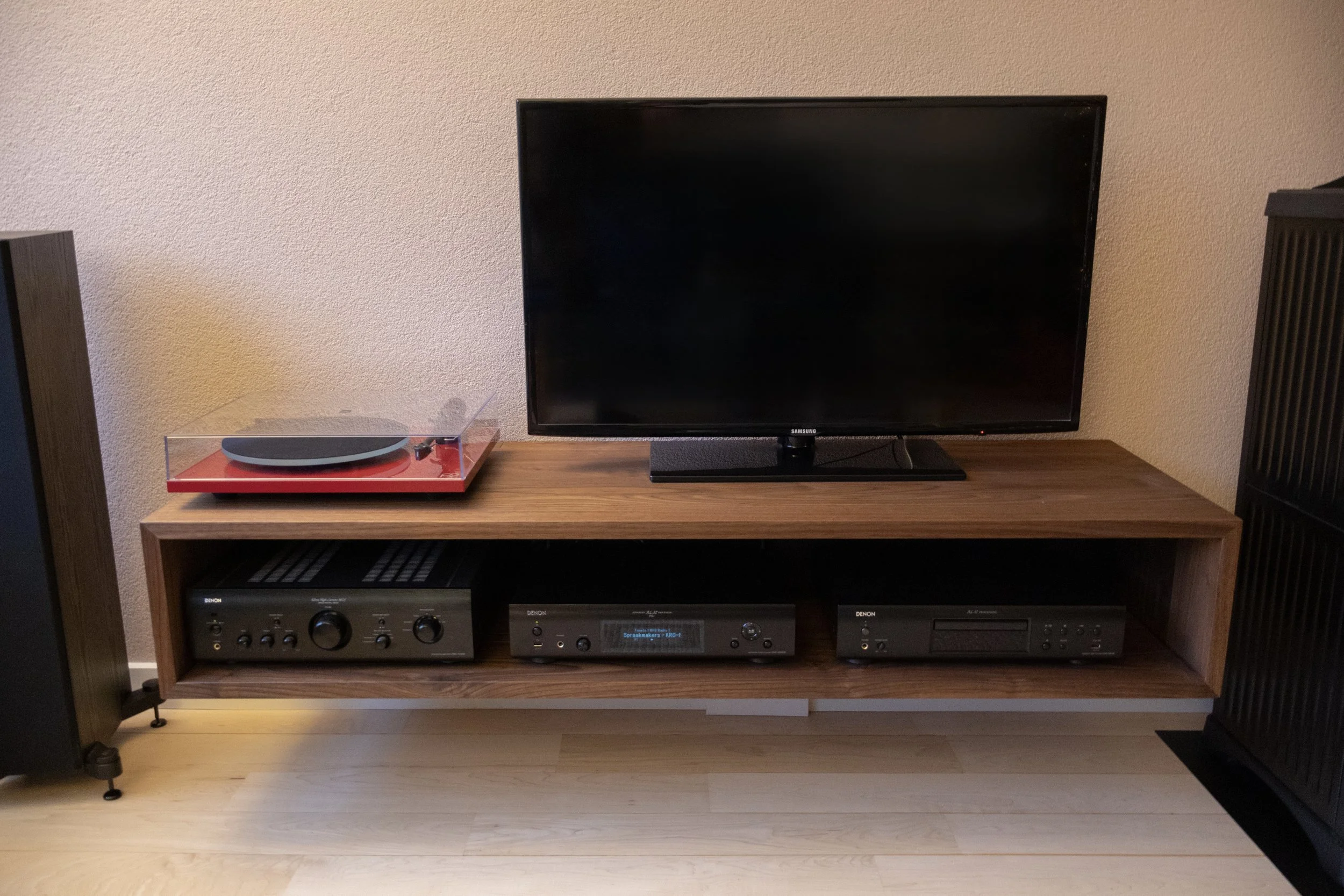 Zwevend tv-meubel van Born of Wood.