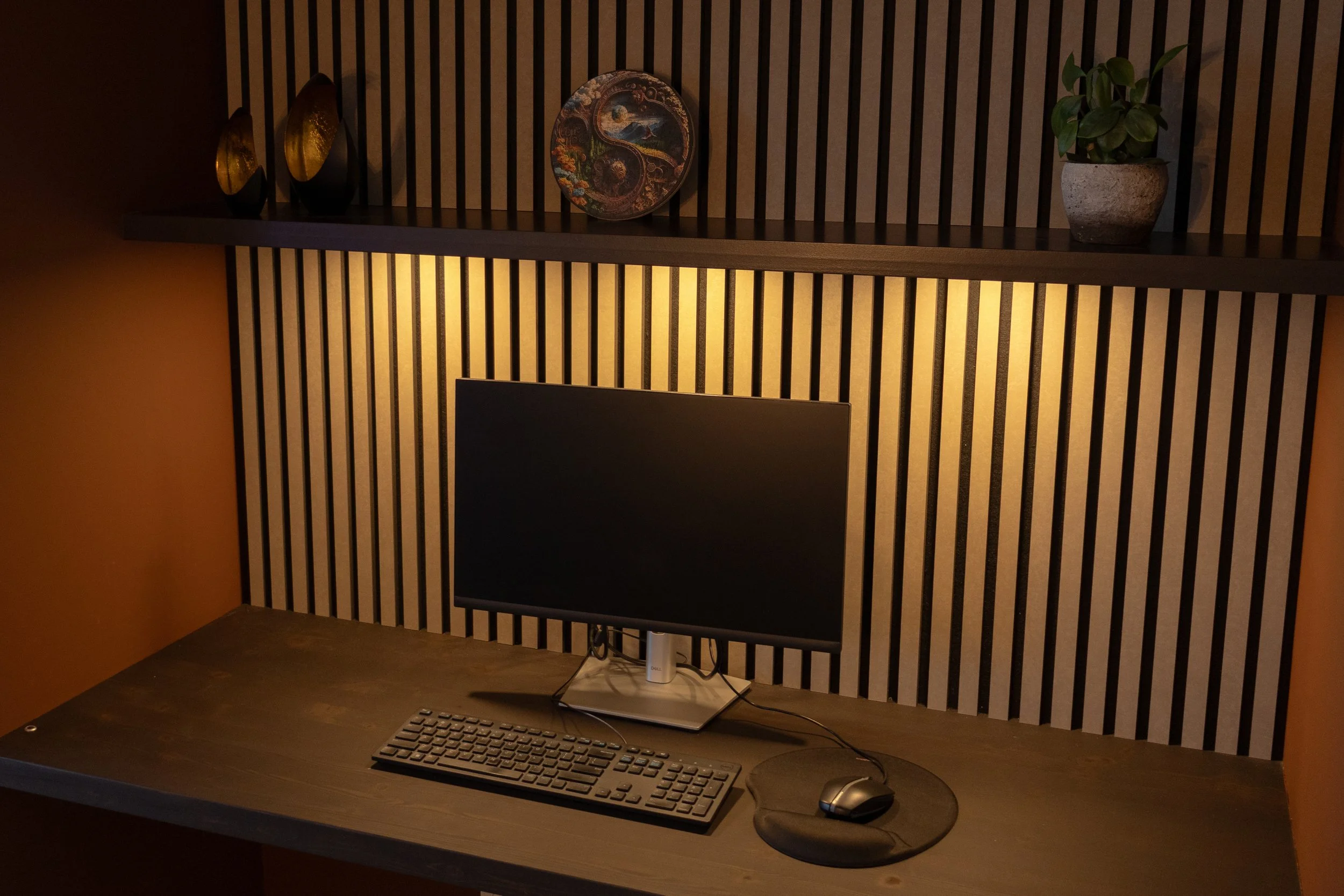 Inbouwkast met bureau van Born of Wood.