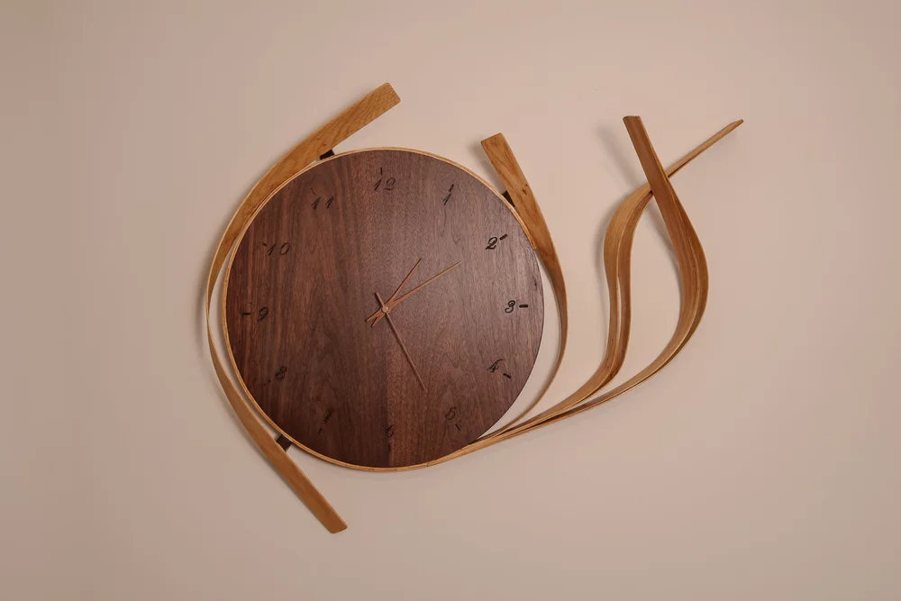 Notenhouten klok van Born of Wood.