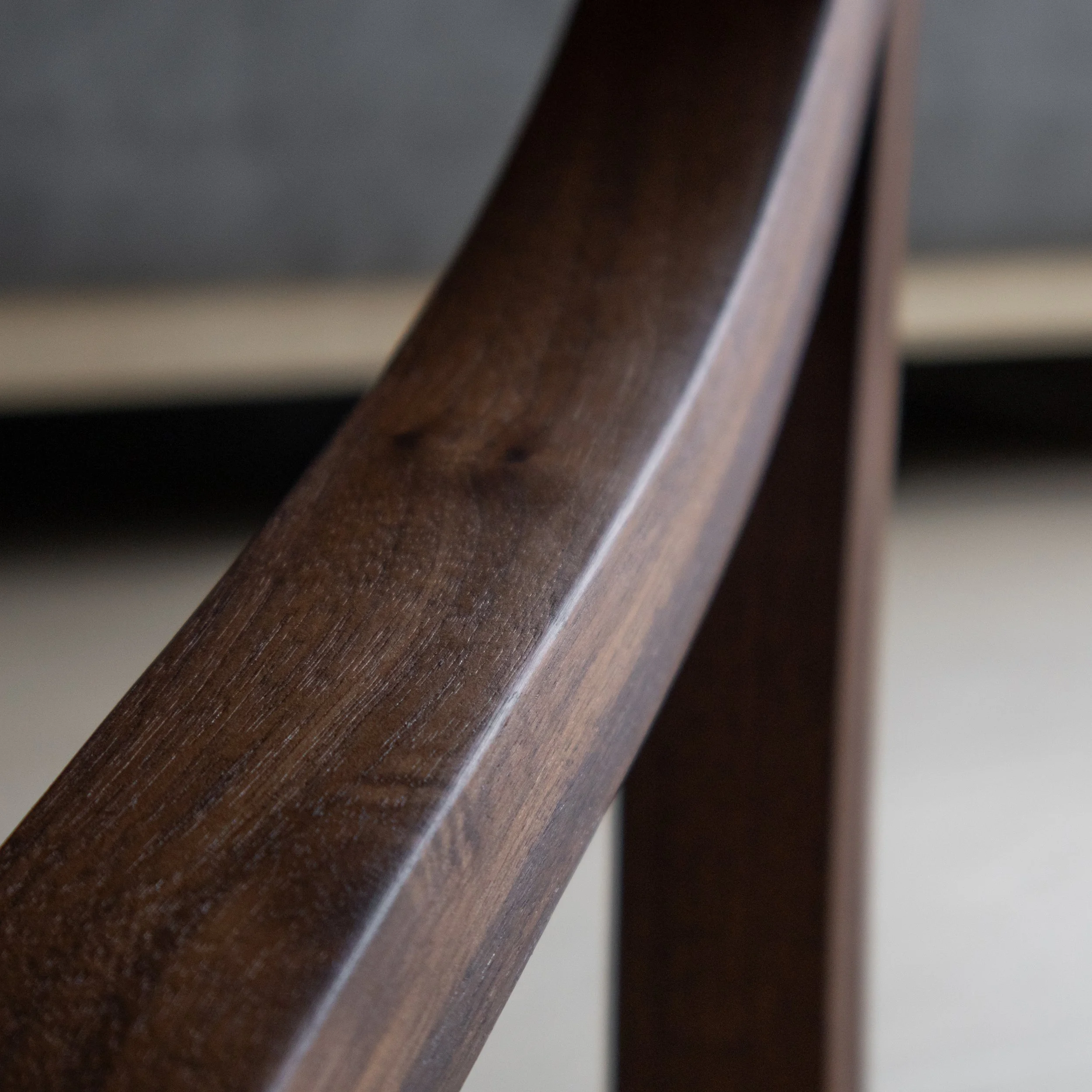 Notenhouten salontafel van Born of Wood.