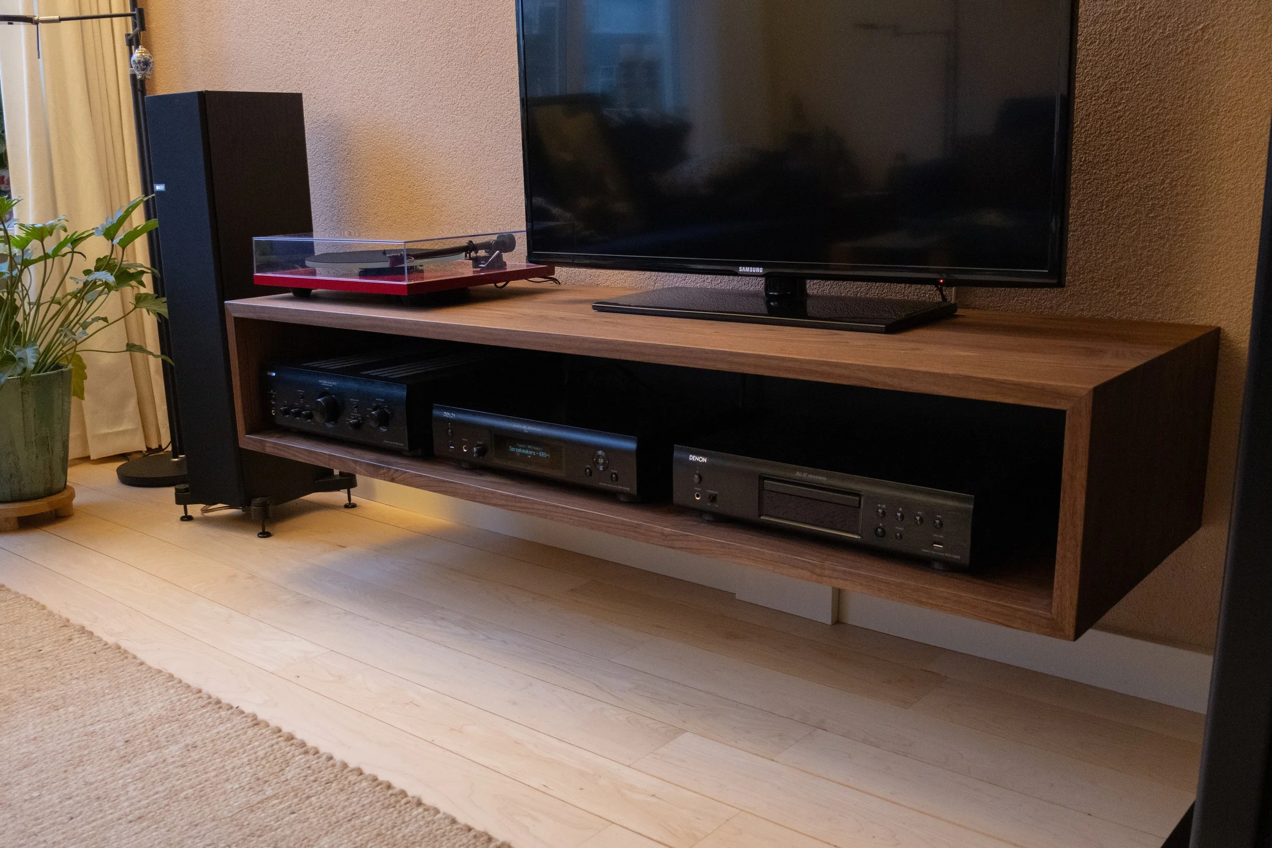 Zwevend tv-meubel van Born of Wood.