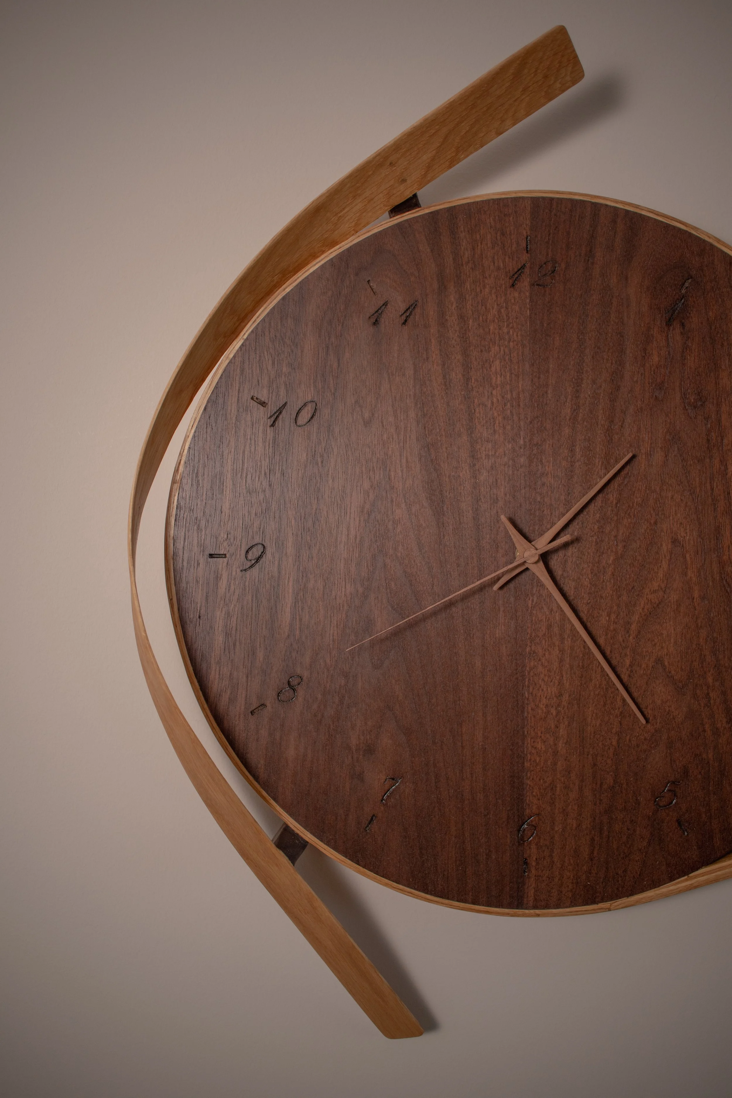 Notenhouten klok van Born of Wood.