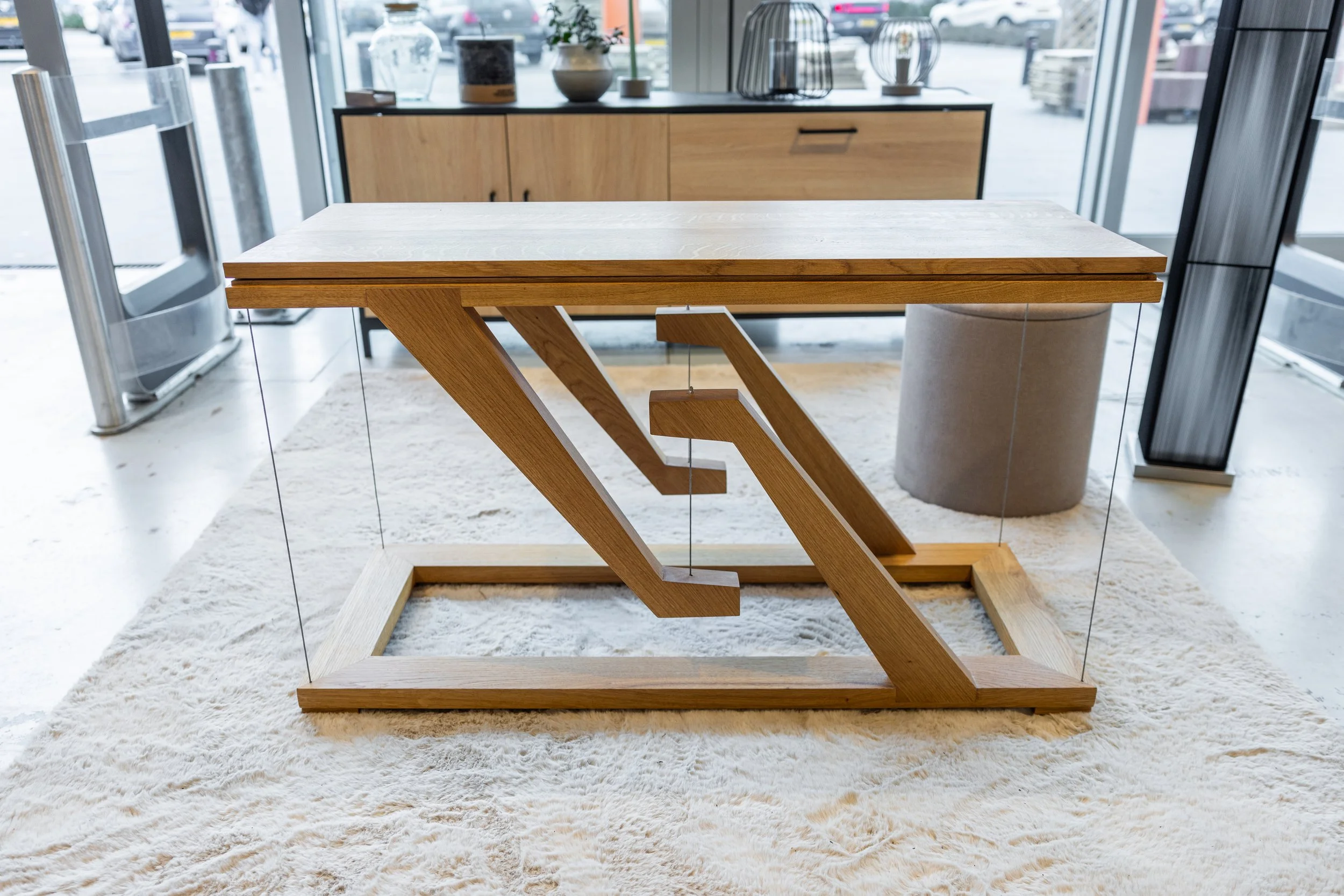 Zwevende sidetable van Born of Wood.