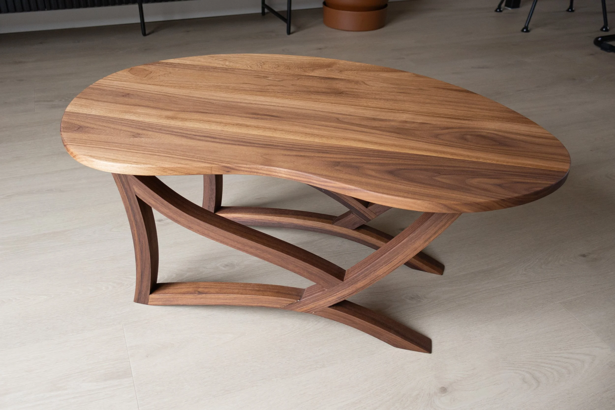 Notenhouten salontafel van Born of Wood.