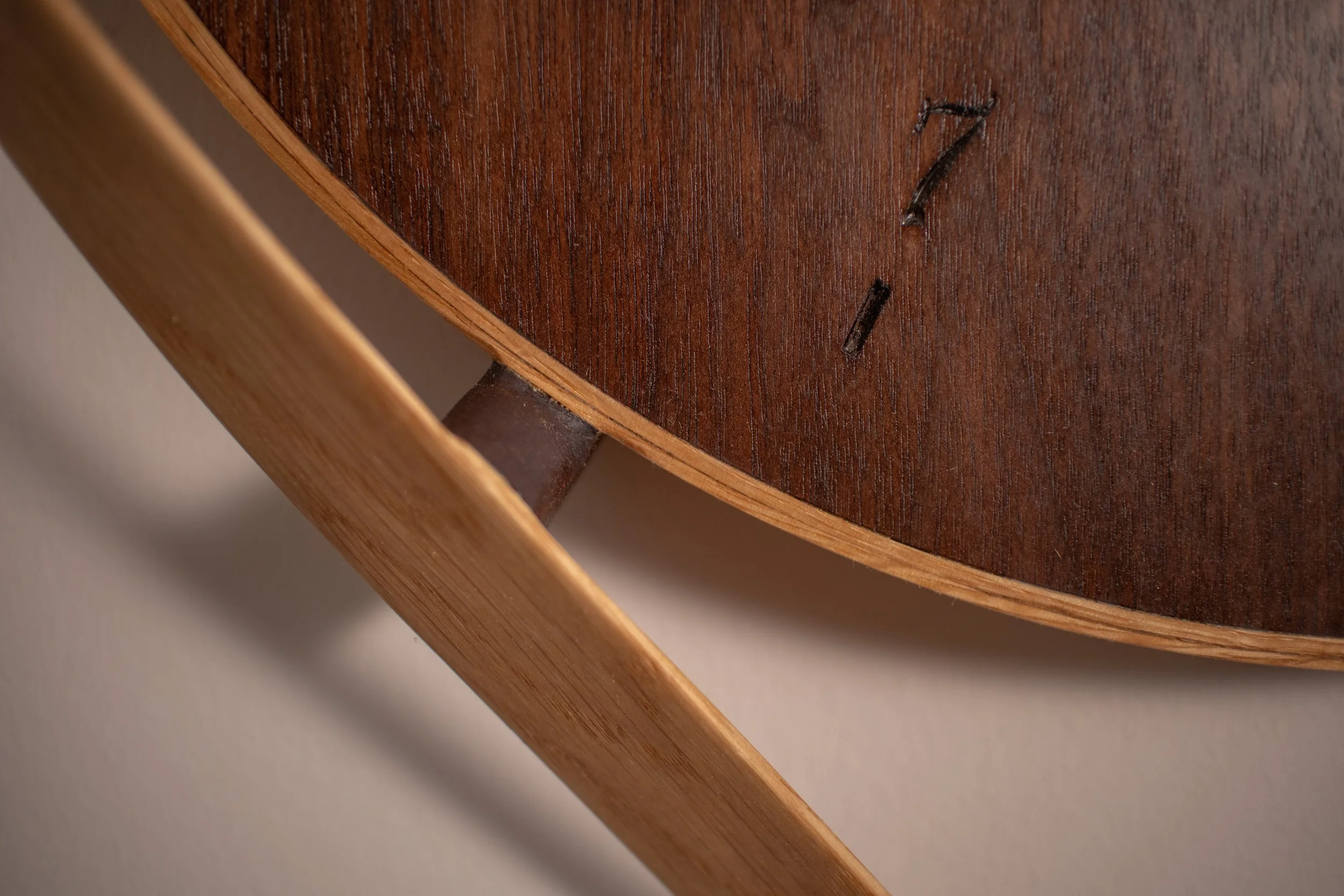 Notenhouten klok van Born of Wood.