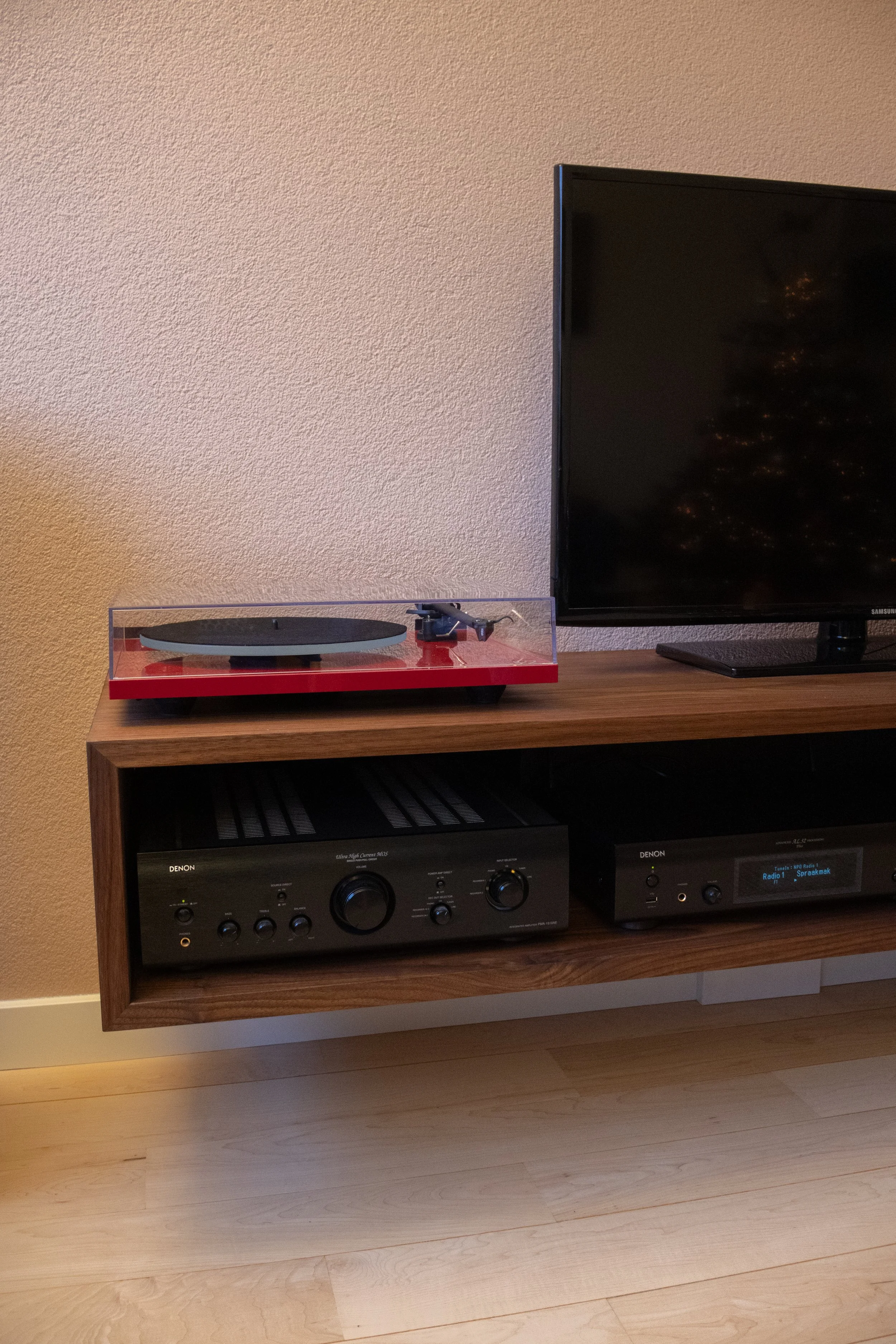 Zwevend tv-meubel van Born of Wood.
