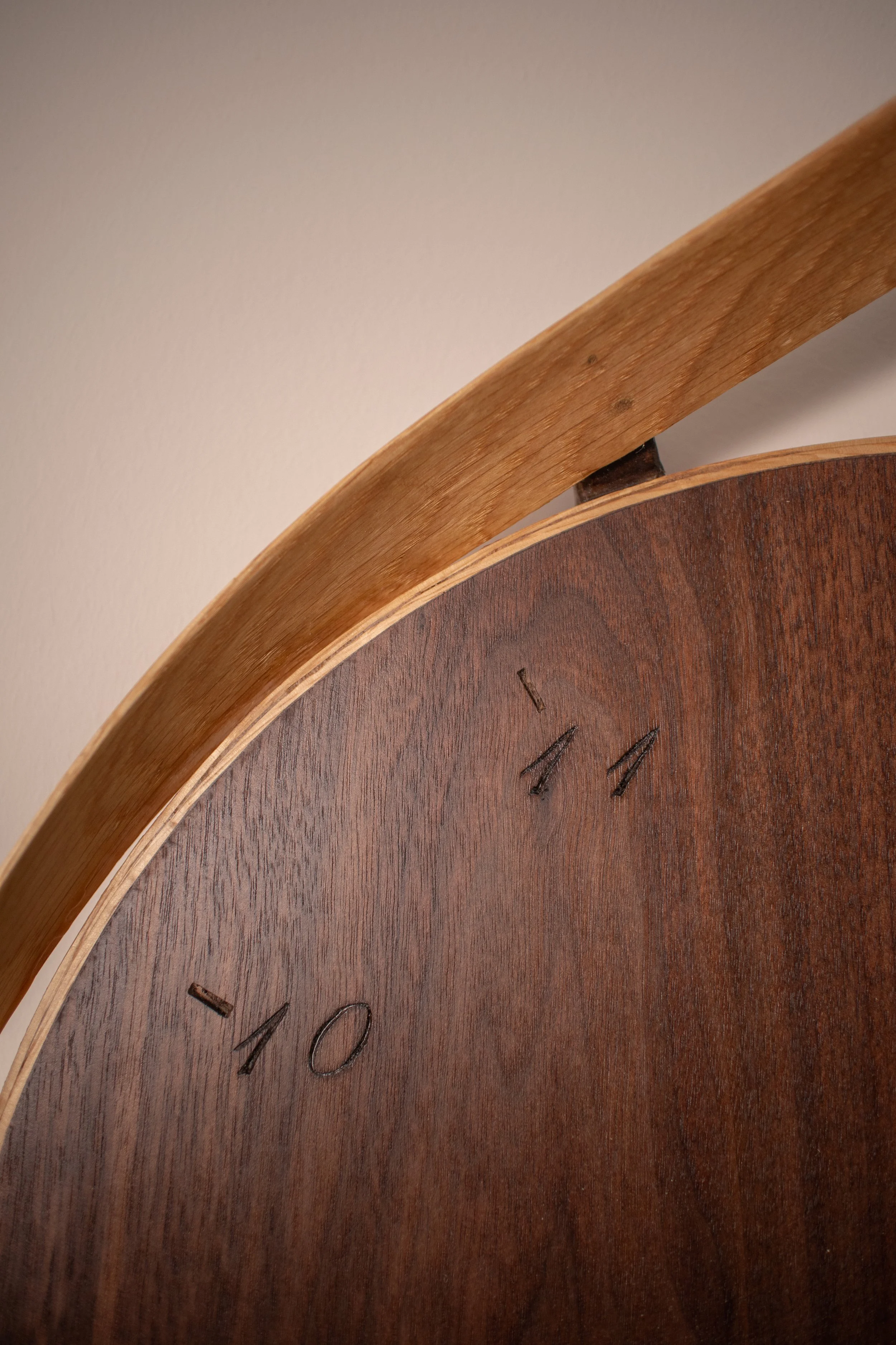 Notenhouten klok van Born of Wood.