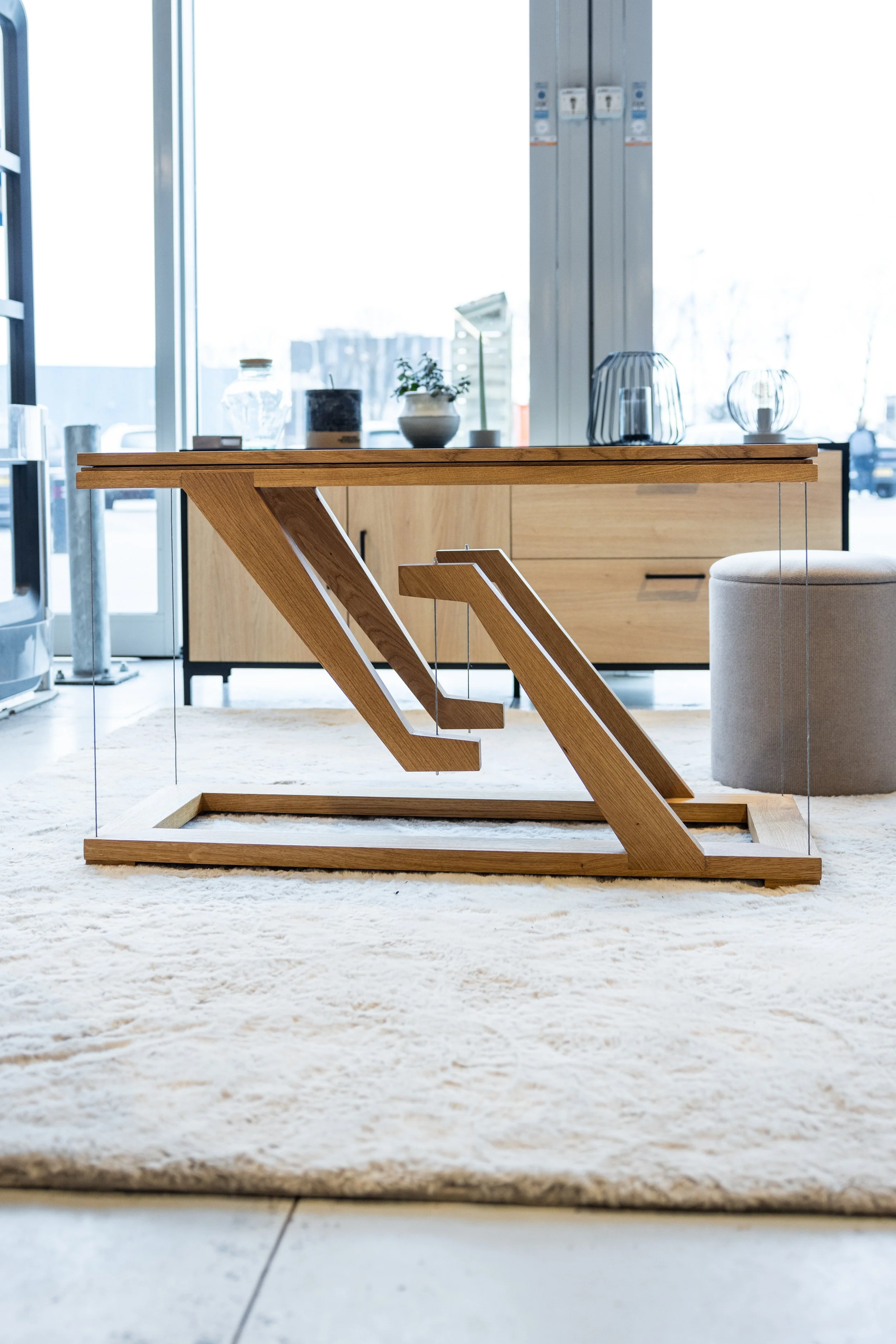 Zwevende sidetable van Born of Wood.