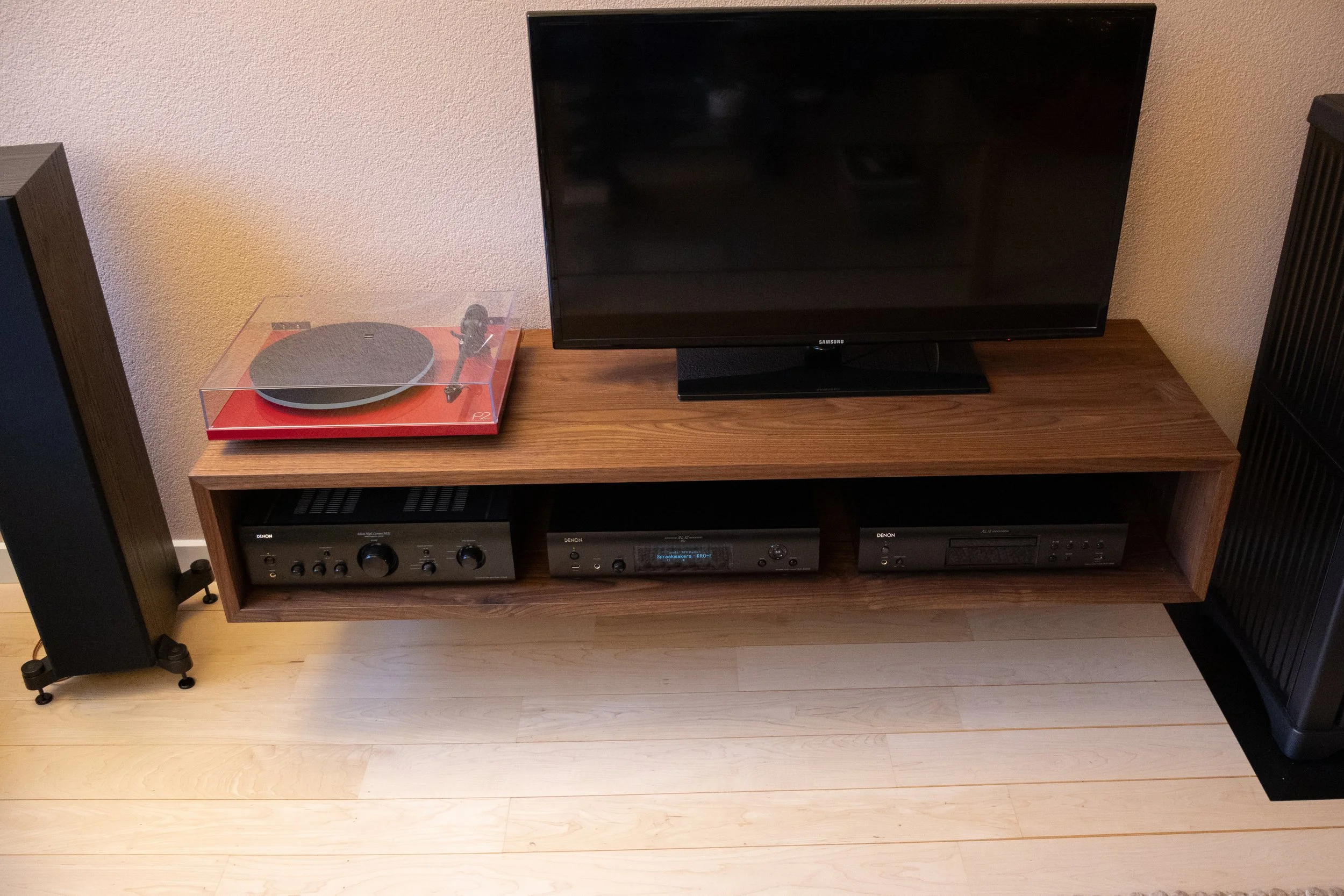 Zwevend tv-meubel van Born of Wood.