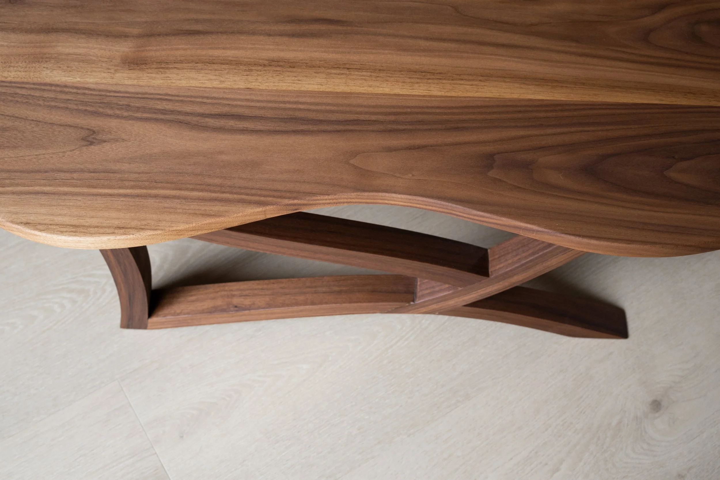 Notenhouten salontafel van Born of Wood.