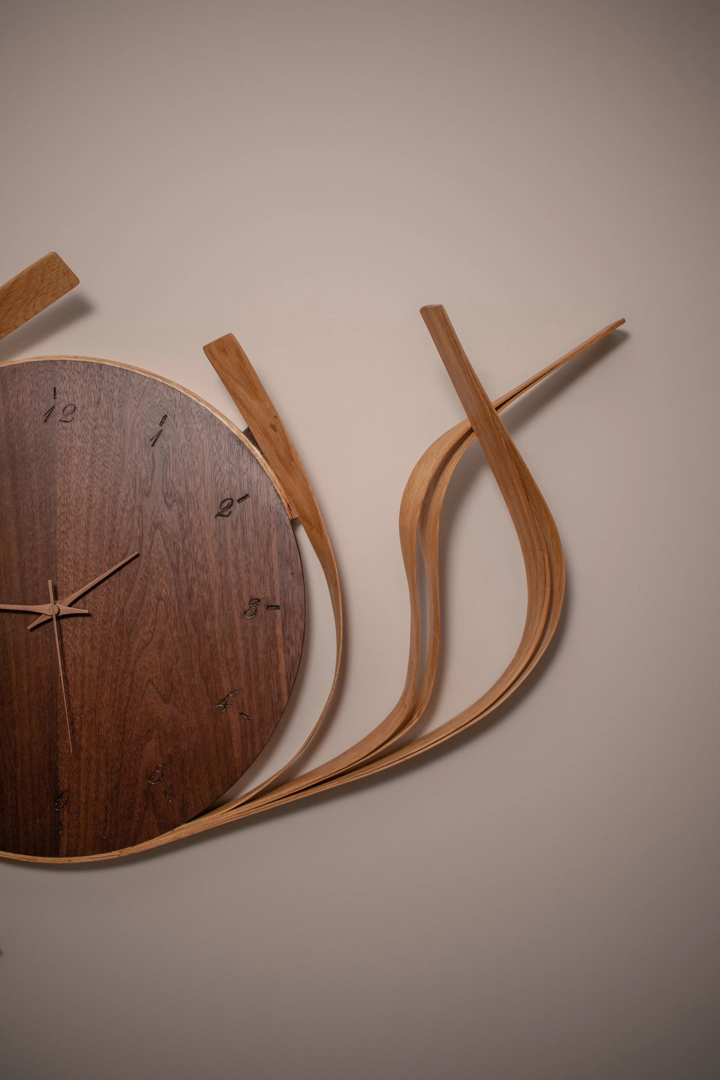 Notenhouten klok van Born of Wood.