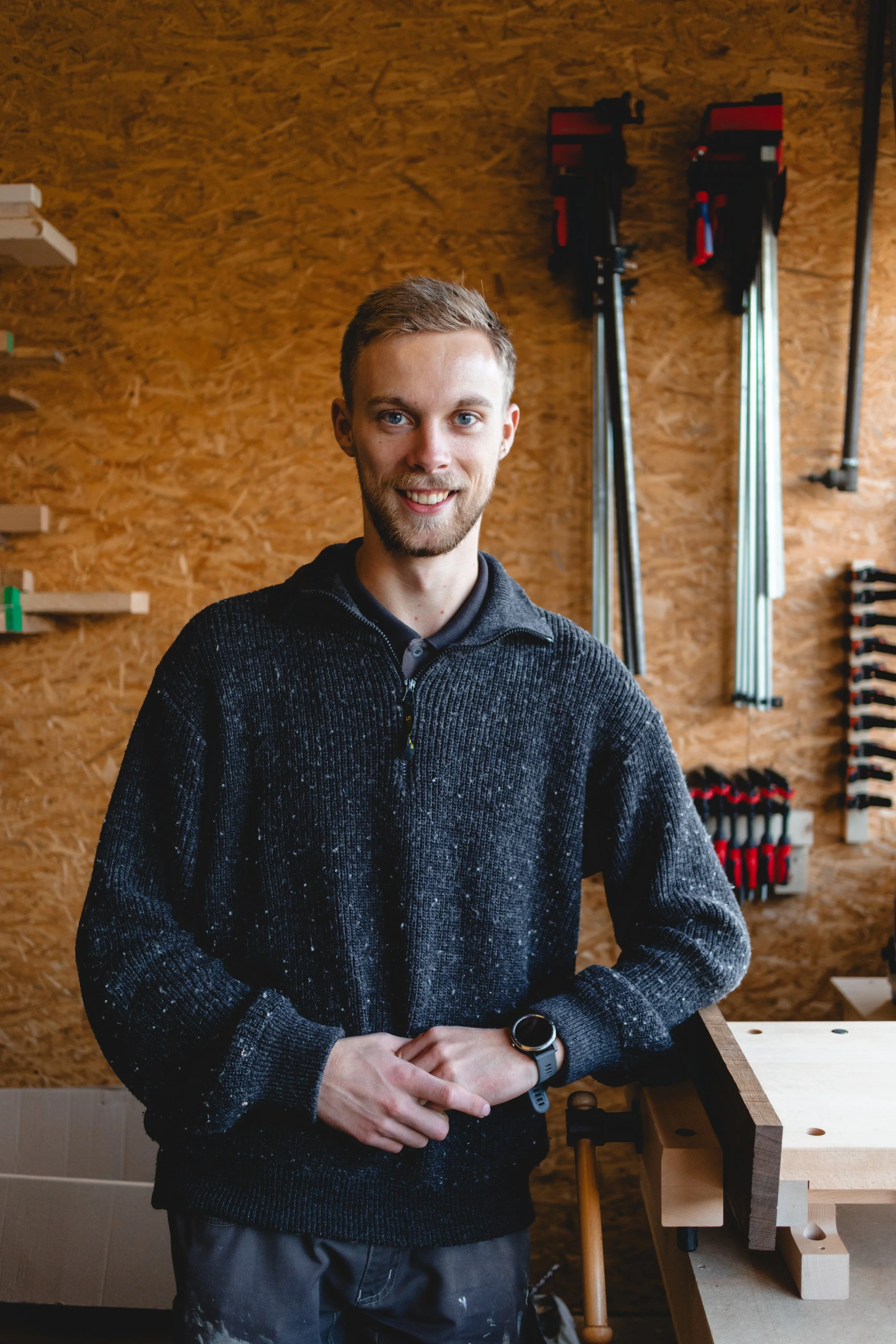 Frank van Born of Wood in de werkplaats.
