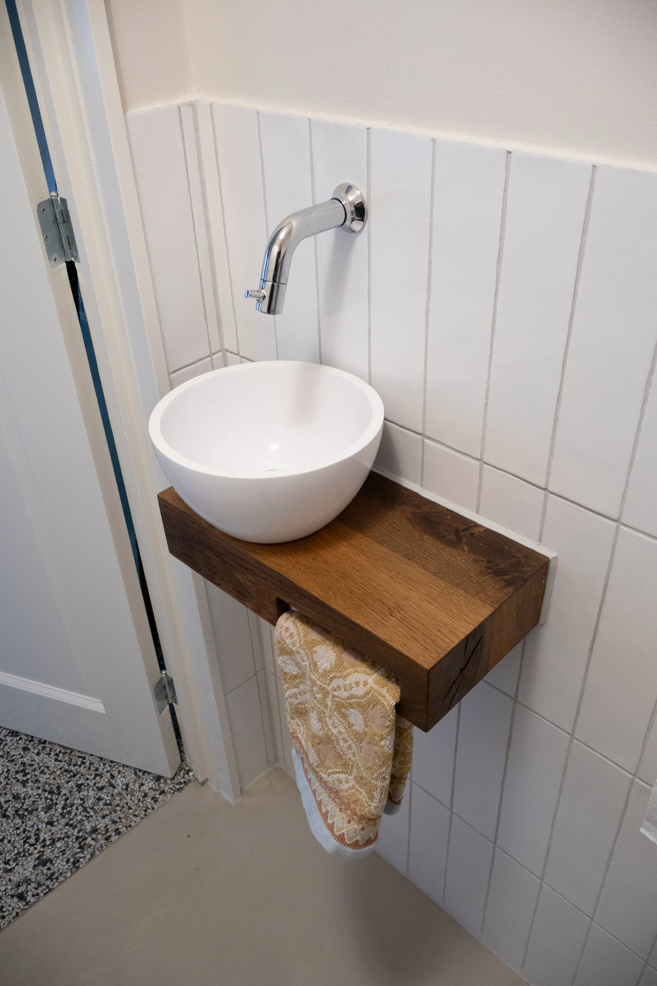 Fonteinplank voor toilet van Born of Wood.