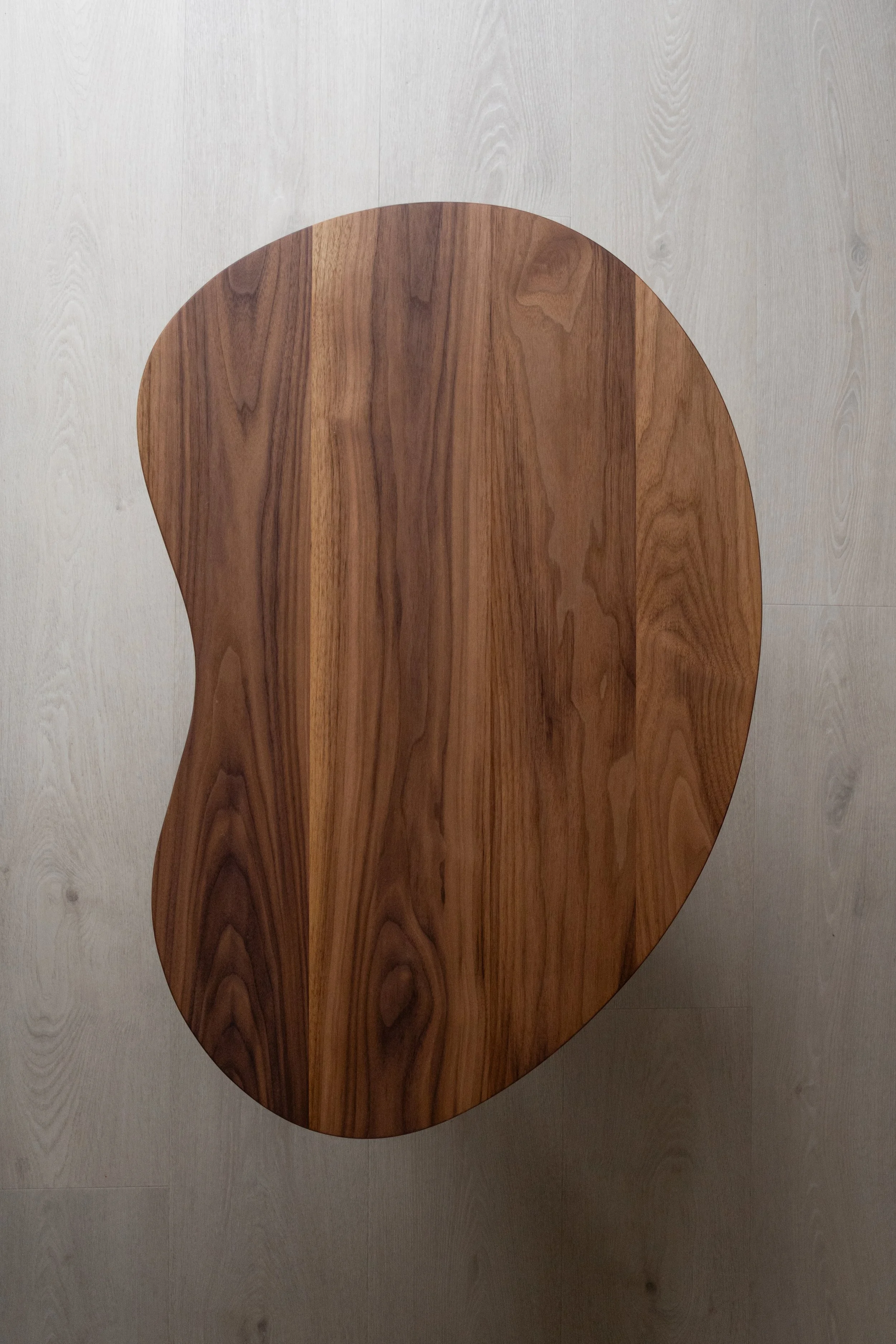 Notenhouten salontafel van Born of Wood.