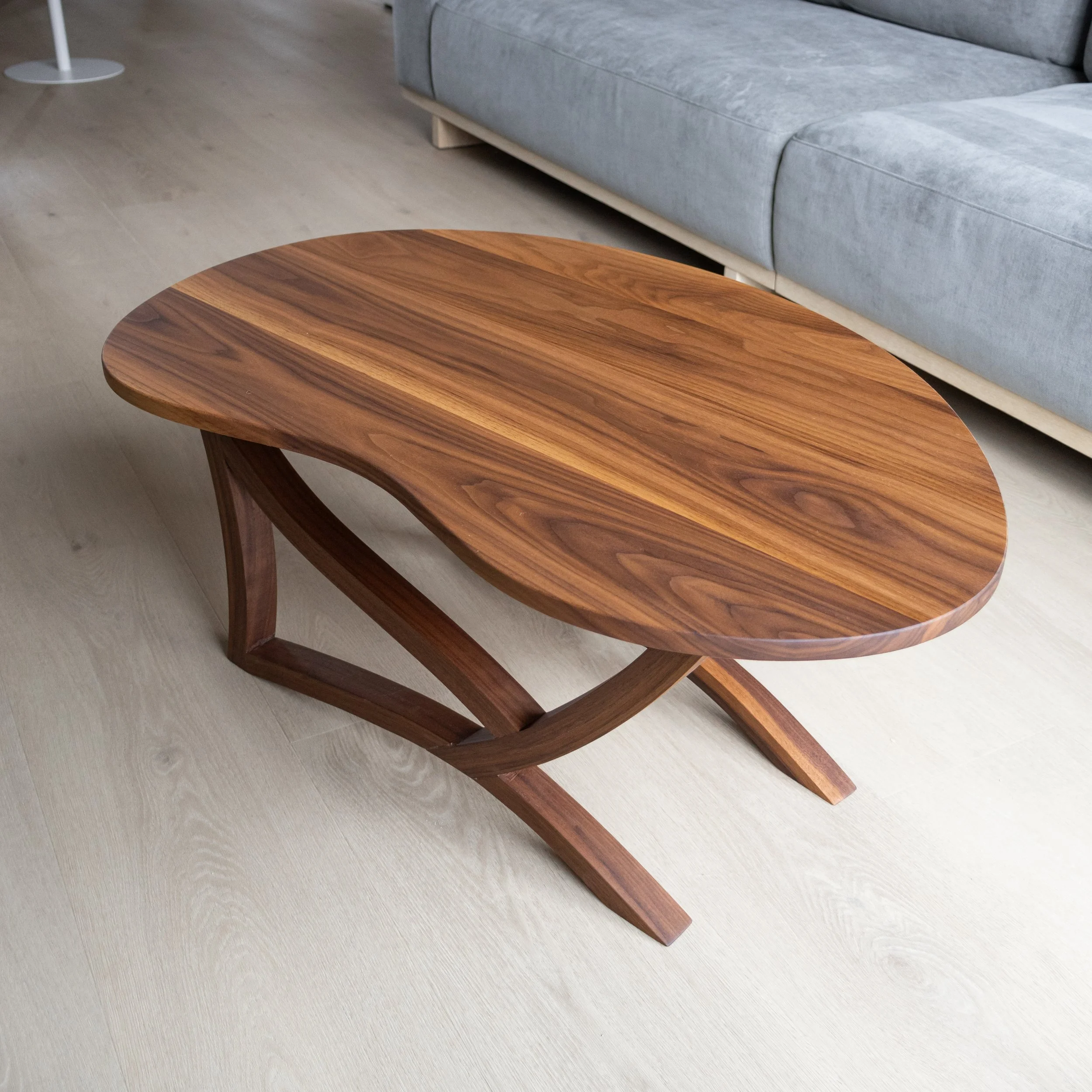 Notenhouten salontafel van Born of Wood.