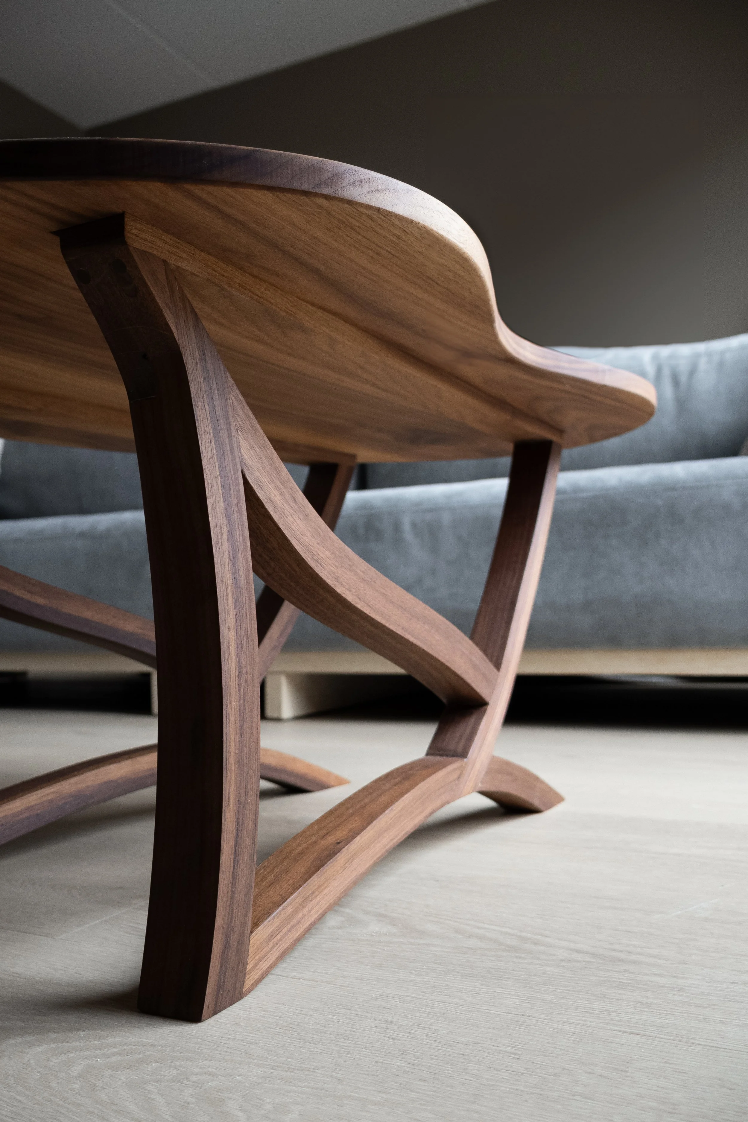 Notenhouten salontafel van Born of Wood.