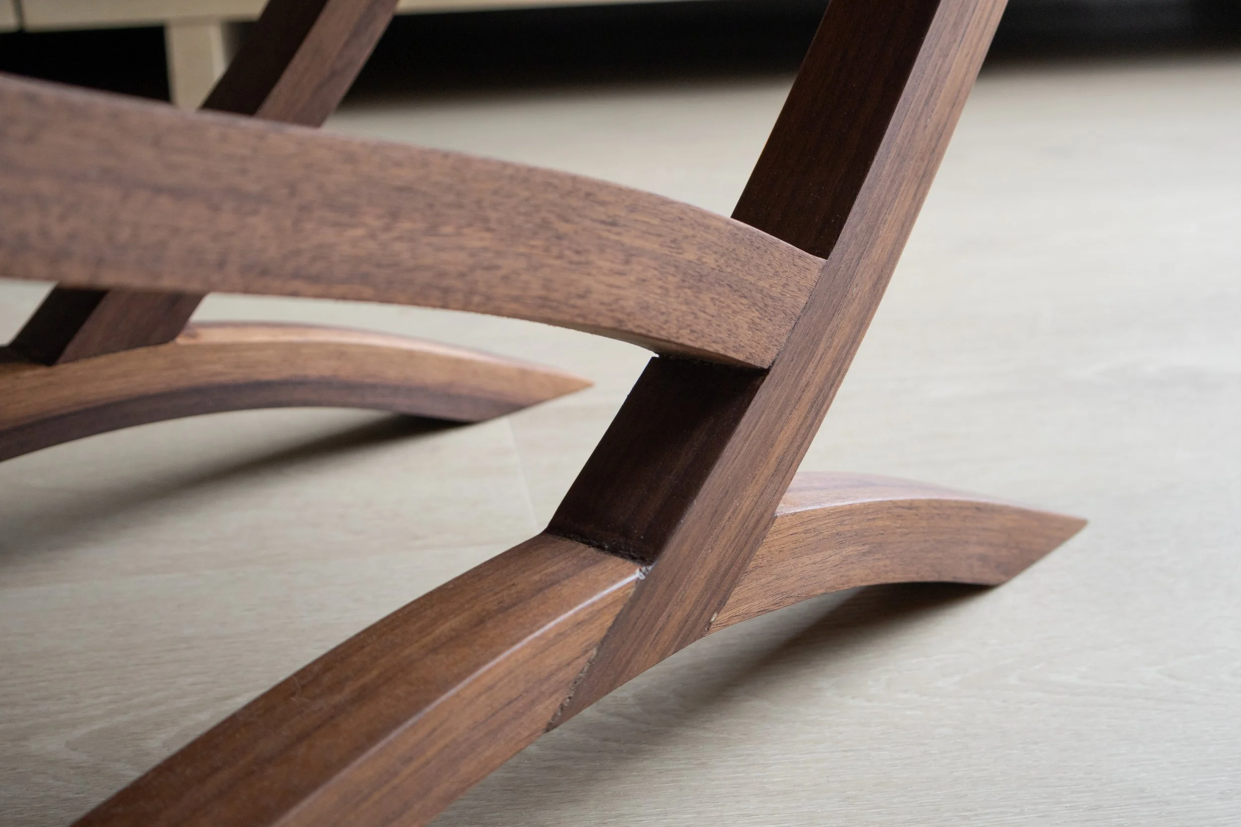 Notenhouten salontafel van Born of Wood.