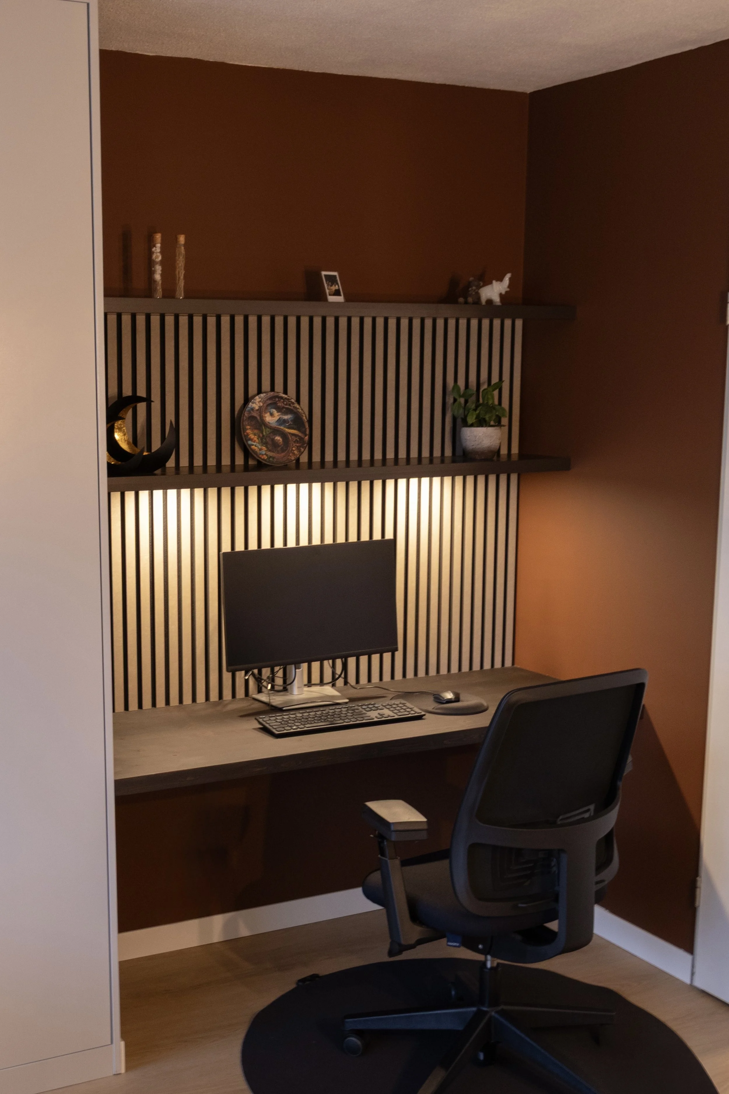 Inbouwkast met bureau van Born of Wood.