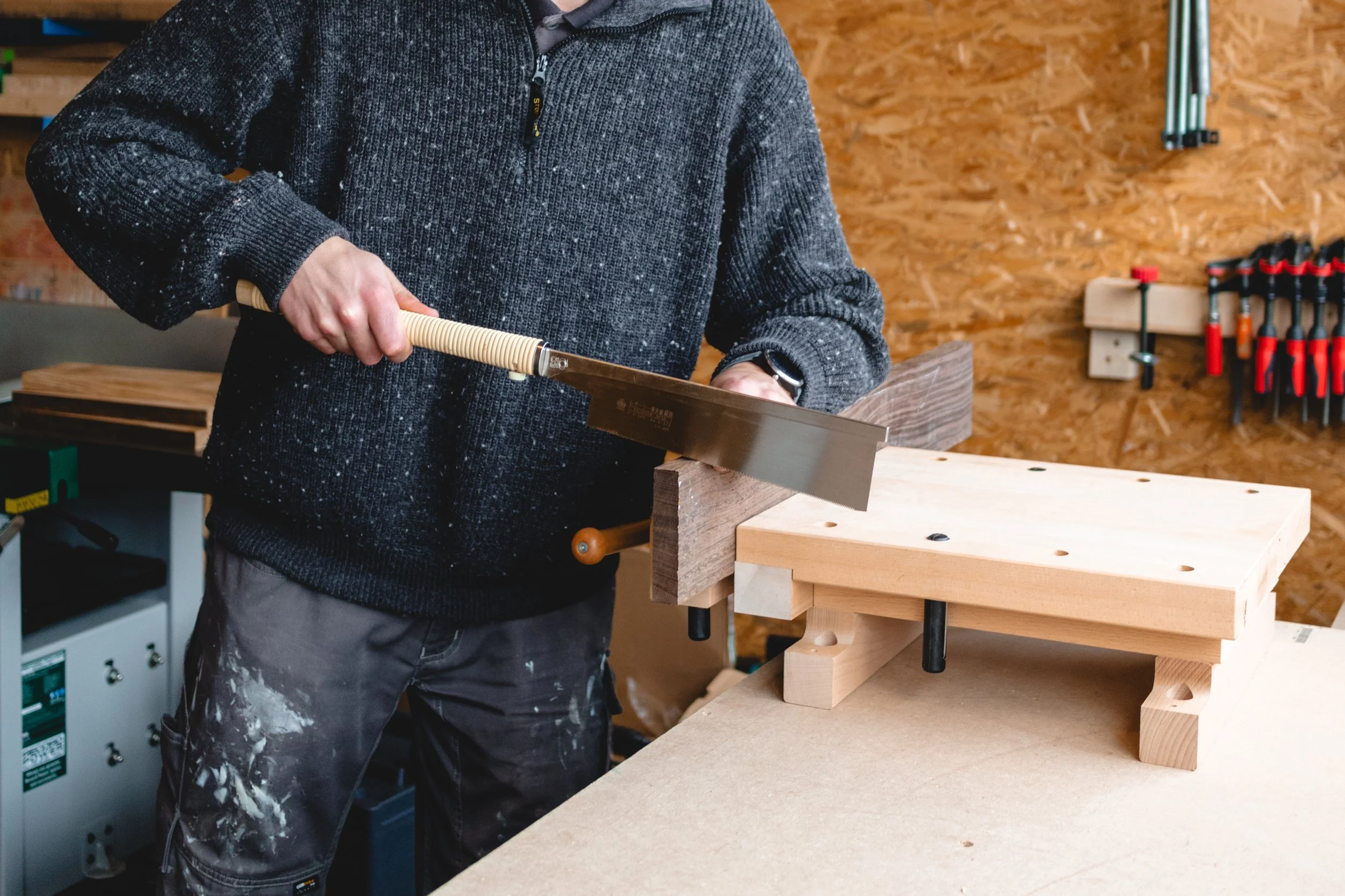 Frank van Born of Wood in de werkplaats.