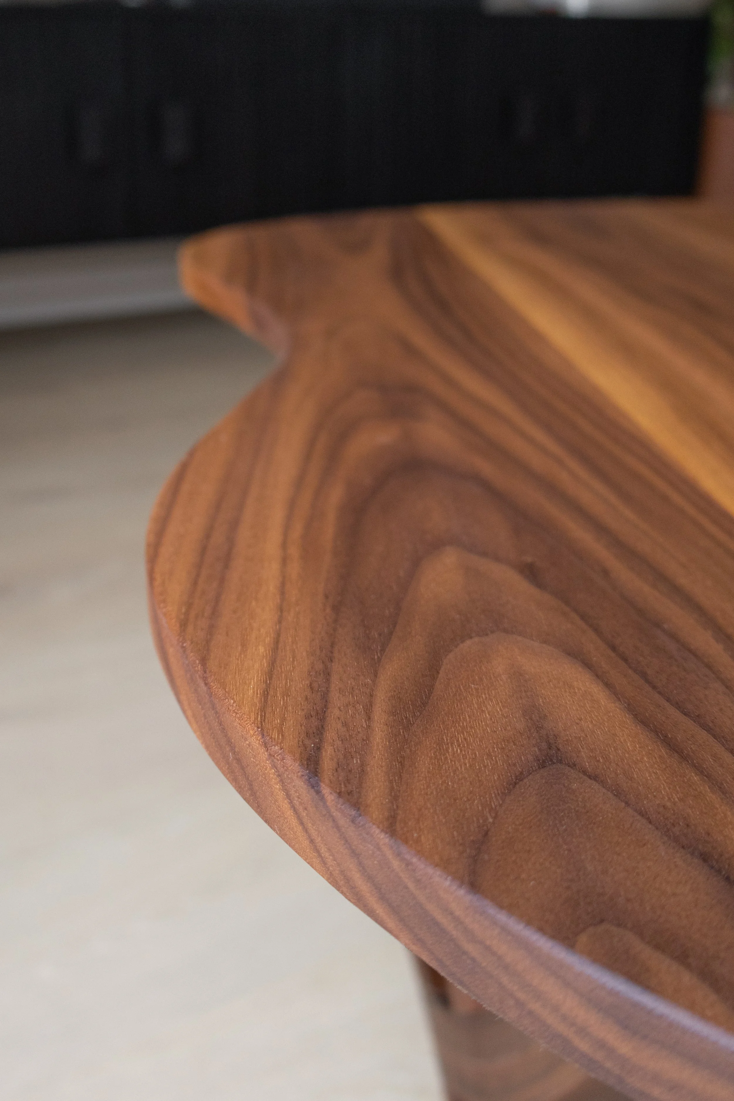 Notenhouten salontafel van Born of Wood.
