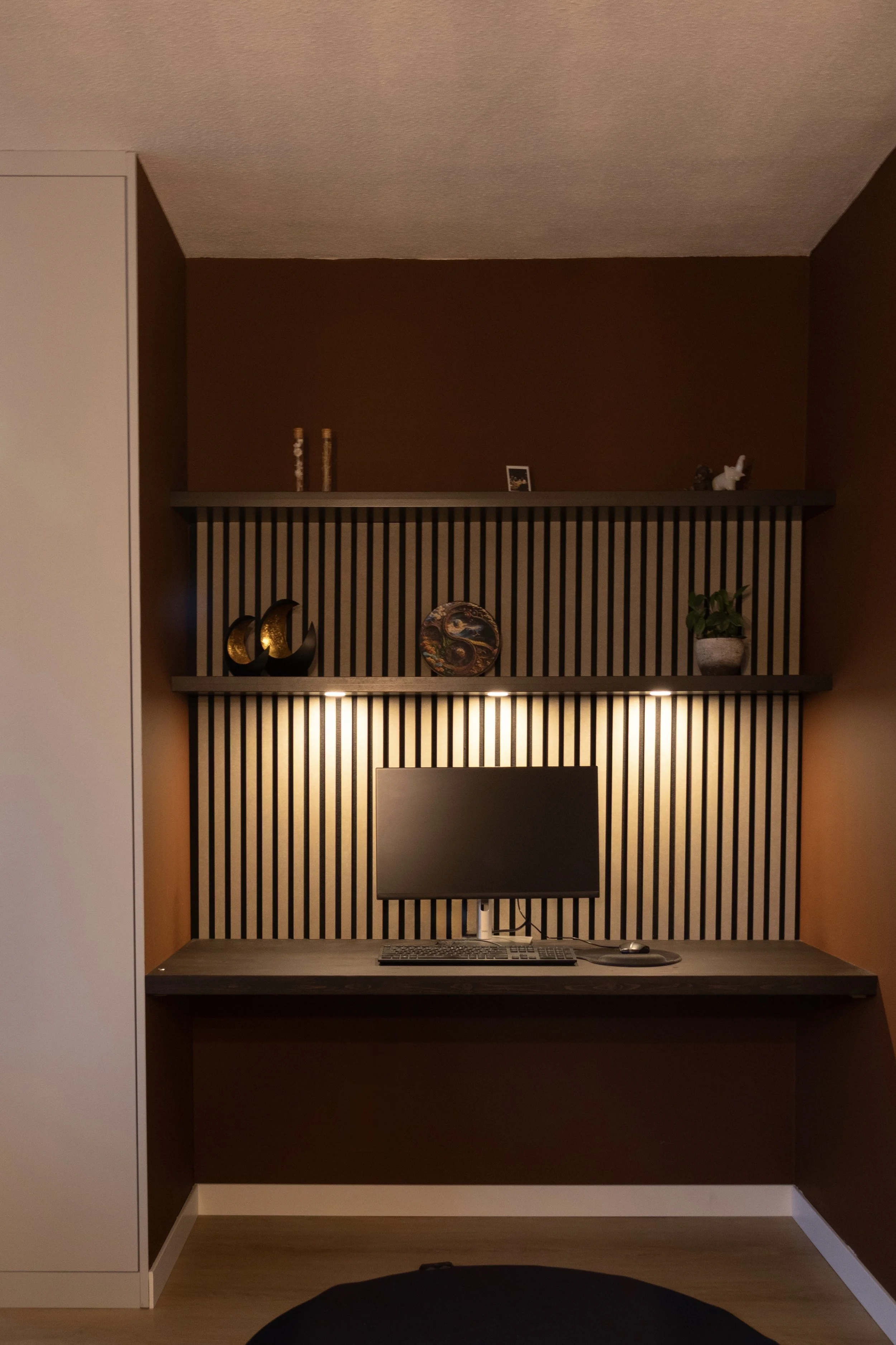 Inbouwkast met bureau van Born of Wood.