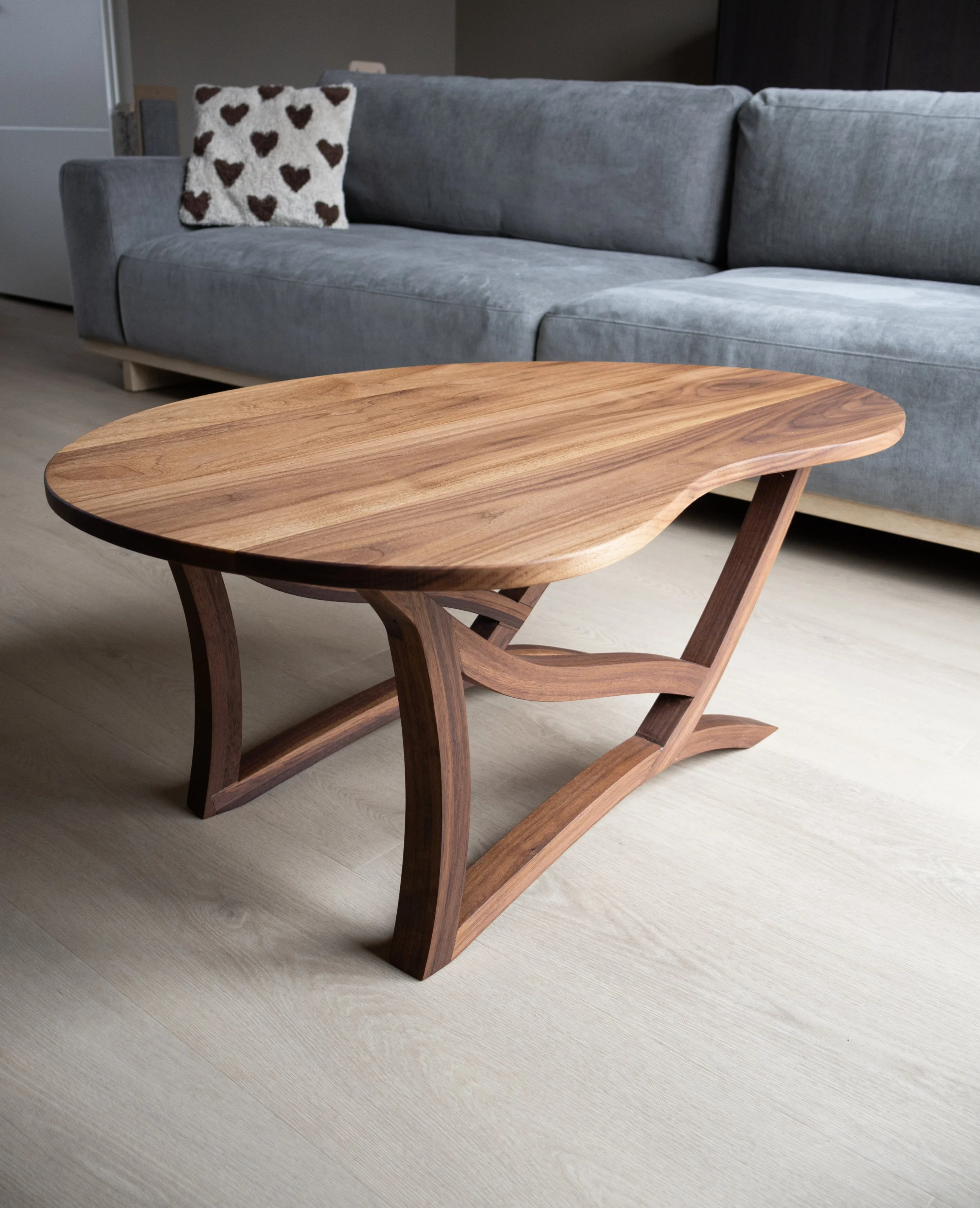 Notenhouten salontafel van Born of Wood.